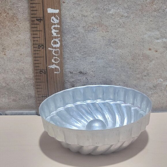 Vintage Mini Aluminum Swirl Gelatin Cake Molds Tart Tins Set of 6 - Picture 8 of 8